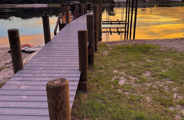 Monkey Business – Private Lake, Dock, Stunning Views, Close to Gainesville UF