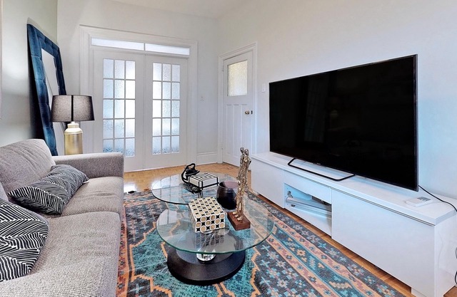 Monthly Rental 2 Bdrm Main Floor Unit Walk to UofTn