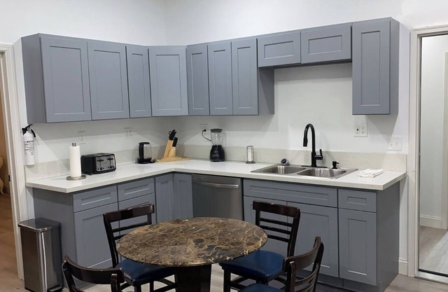 MONTHLY STAYS-Spacious 8-bedroom house in delightful Whiteville-Abundant Parking