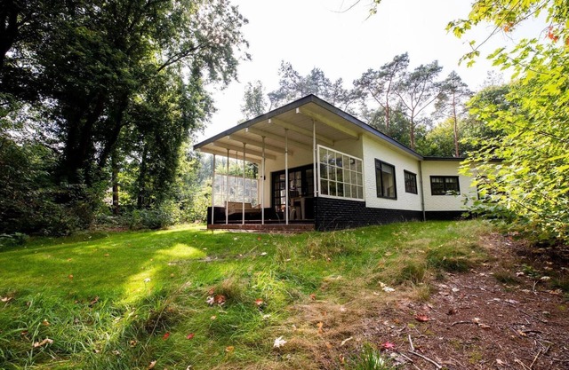 Monumental 2-person bungalow, built under the architecture of the Amsterdam School with special details.