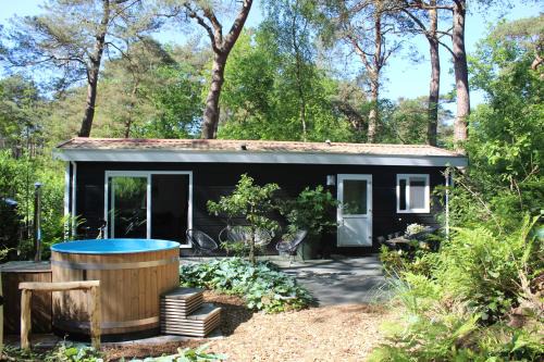Mooi 4p Wellness chalet in het Bos met finse Sauna en Hottub