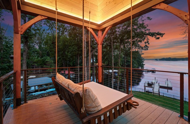 Moonlight Cove | Sleeps 14- 6BDs| Rustic Charm