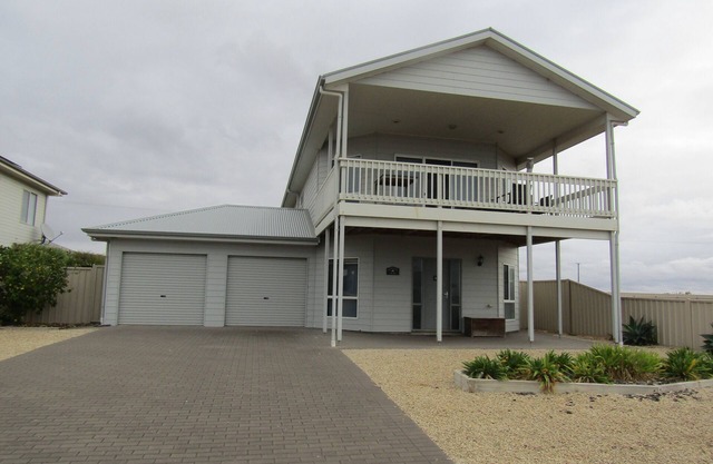 Moonlight Escape - Beautiful Holiday Home with sea views from balcony!