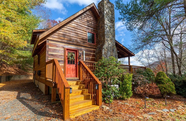 Moonlight Lodge - pet-friendly, private, hot tub, fire pit, views between Boone and W. Jefferson
