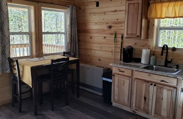 Moose Cabin: Charming 2-bedroom cabin with WiFi, AC in relaxing Sebec