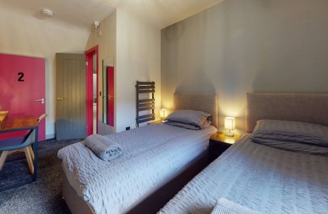 Morden 2 bed house sleeps 4