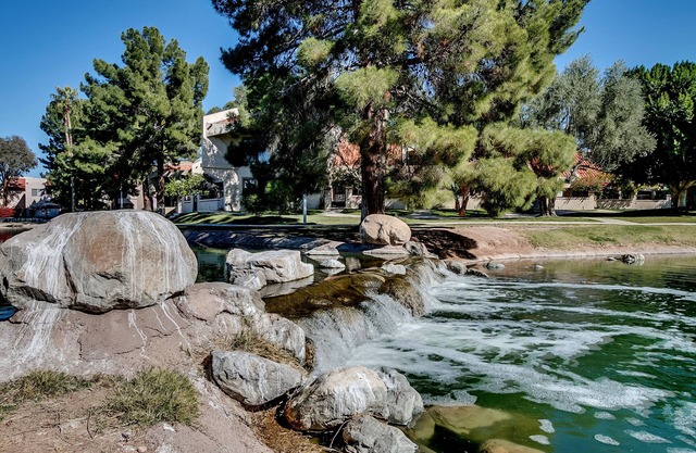 More than 200n AMAZING 5-star reviews! Lakefront 2BDR, 2Baths+ HEATED Pool