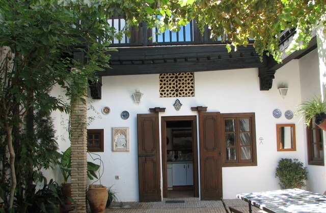 MORISCA DE LA LUNA HOUSE IN GRANADA. PATIO AND GARDEN.
