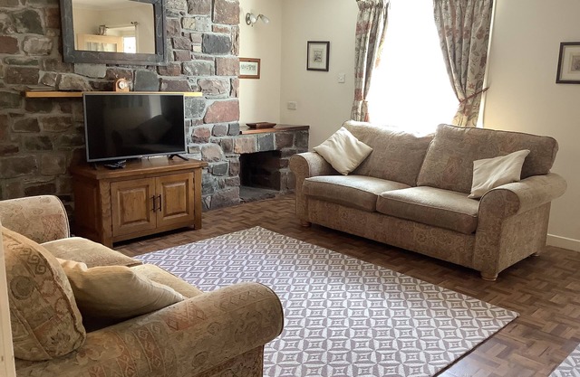 Moriston Cottage - a cottage that sleeps 4 guests in 2 bedrooms