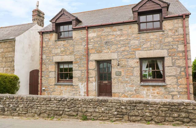 MOSSLEY COTTAGE, pet friendly, character holiday cottage in St Buryan