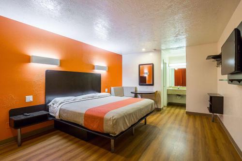 Motel 6-Madisonville, TX