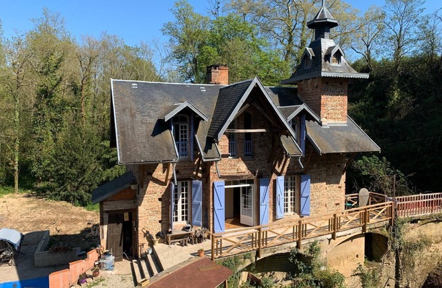 Mouline in a green setting and private swimming pool not overlooked