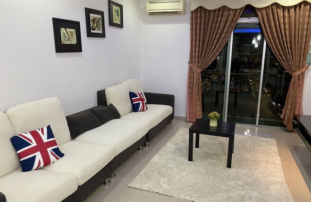 MOUNT AUSTIN COMFY LAKE VIEW 5-10 PAX NEAR TOPPEN IKEA AEON WATERPARK