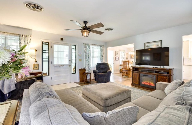 Mount Dora Tropical Escape Steps to Lake Gertrude