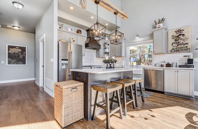 Mountain Dream, New Modern Home with Hot Tub and Spectacular Views