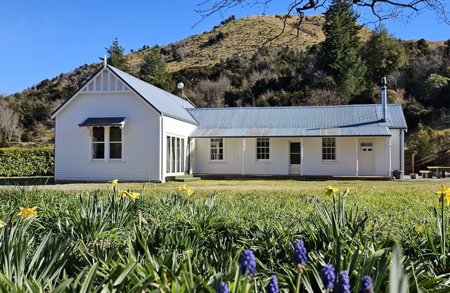 Mountain farmhouse with adventures at your door on historic Island Hills Station