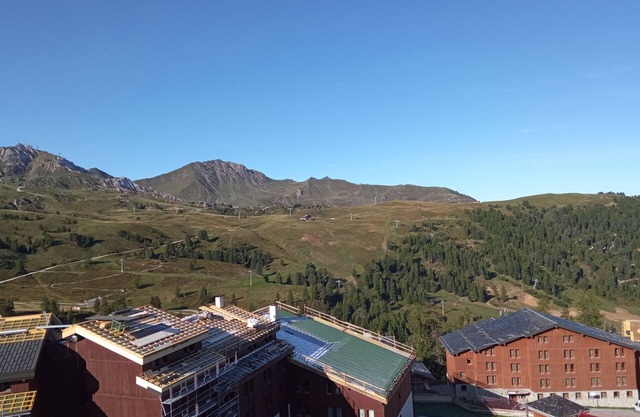 MOUNTAIN-STYLE APARTMENT AT THE FOOT OF THE SLOPES SLEEPS 5