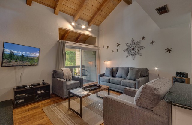 Mountain High: Studio, 1.5 BA Townhouse in Carnelian Bay, Sleeps 4