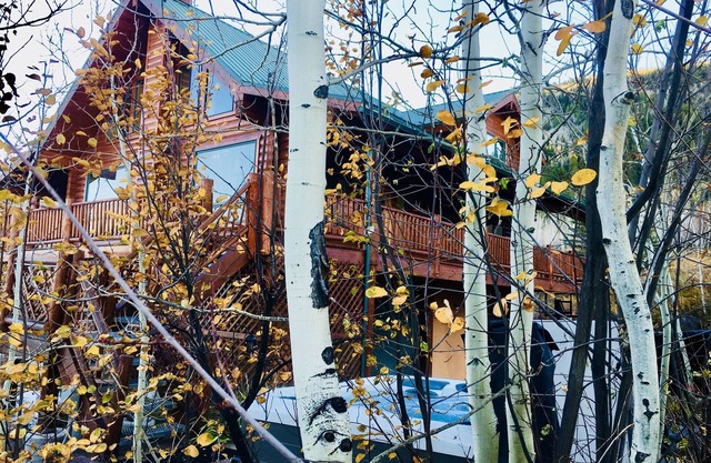 Mountain home cabin located very close to Powderhorn Ski Resort with a hot tub!