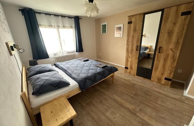 Mountain hut in the heart of the Erzgebirge for larger groups. Pet friendly!