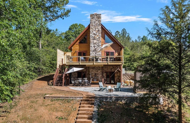 Mountain Island Lake Lodge: Private Dock, Kayaks, Paddle Boards, Family Fun!