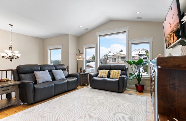 Mountain/park view! near Linley Valley!