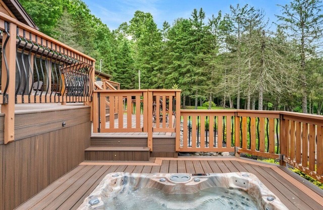 Mountain Retreat on 10 Acres, Hot Tub & Pond