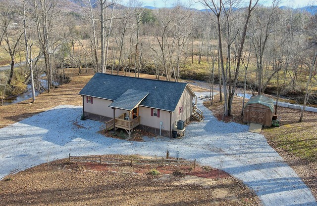 MOUNTAIN & RIVER VIEW, HOT TUB, FIREPLACES & FIRE PIT, WIFI, DOGS Ok, TV's