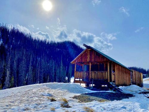 Mountain Serenity: Cozy Glamping Cabin in La Jara, Colorado near Pagosa Springs