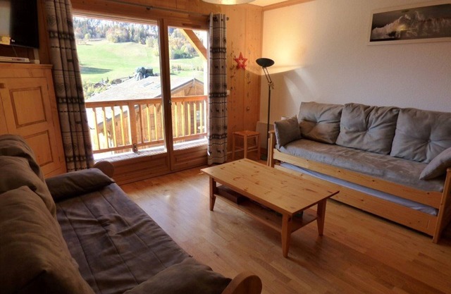 Mountain-themed 2-room apartment - 41m² - Sleeps 6 - Ski-in/Ski-out - Balcony - Parking