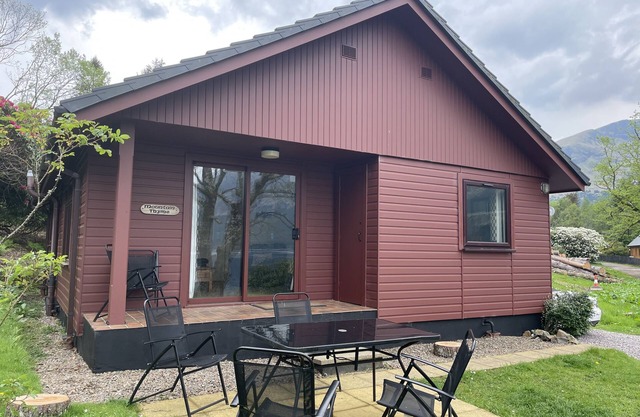 Mountain Thyme Lodge Pet friendly lodge on Loch Lochy