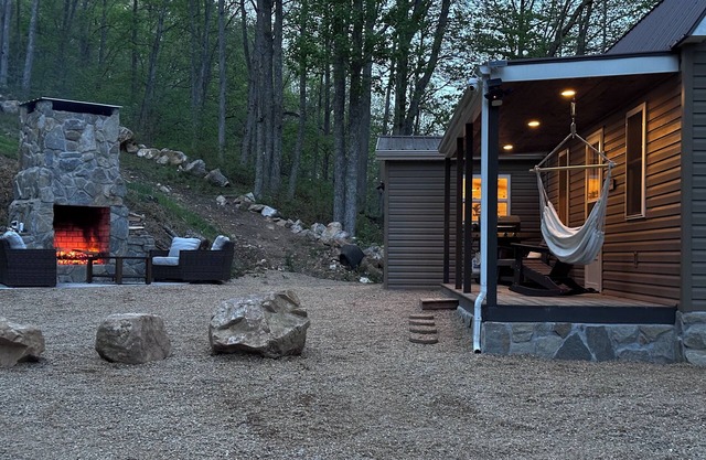 Mountain Tranquility, 1 Bedroom cabin secluded in the mountains of E Tennessee
