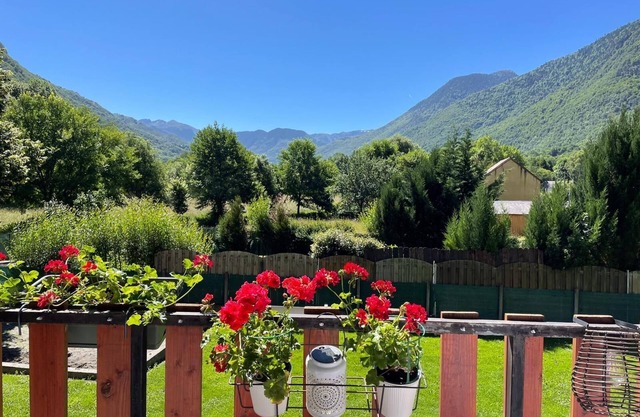 Mountain view 2-bedroom Pyrenees apartment