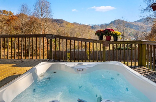 Mountain View Cottage with Hot Tub