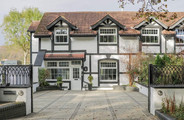 MOUNTAIN VIEW, family friendly, with open fire in Conwy