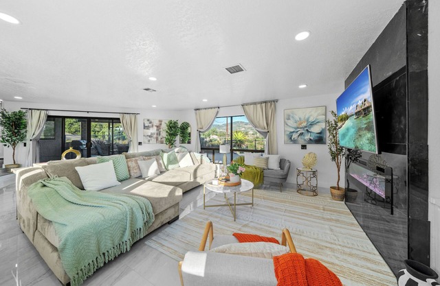 Mountain View, Jetted Tub, 2500 sqft, King Bed, Garage