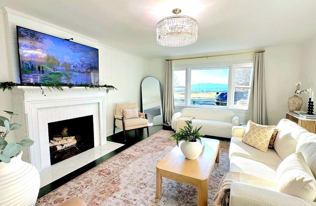 Mountain-View Retreat @ Heart of Hudson with Decks, Designer Decor & Game