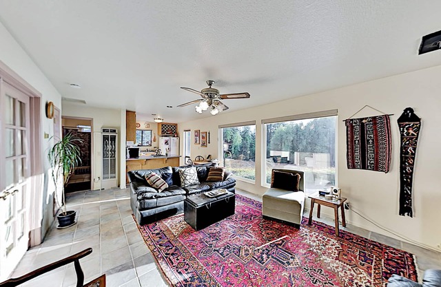 Mountain-view vineyard cottage with private hot tub, dining deck