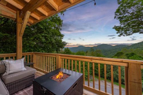 Mountain Views Hot Tub Family Room & Game Room