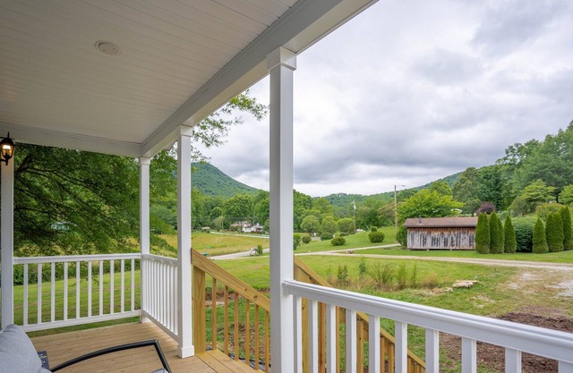 Mountain View’s & Hot tub at “Blue Bird Cottage”