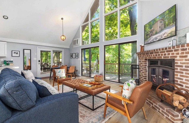 Mountain Views w Fire Pit, Deck, Grill & Amenities