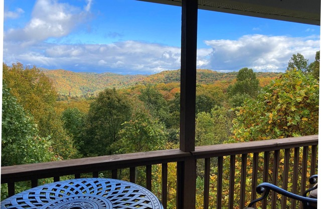 Mountainside Cottage! Great Views, Close to Appalachian Ski Mtn, Free WiFi!