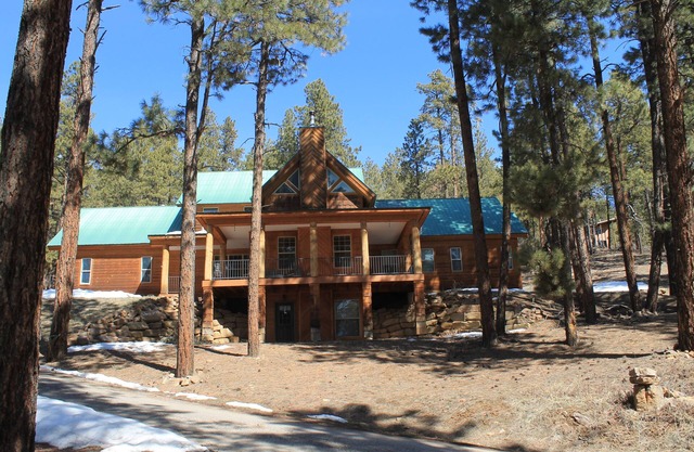 Mountainside Manor - Private Lake - Spacious Home