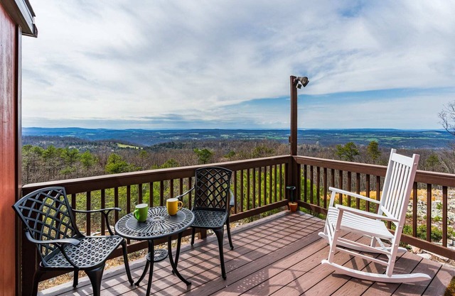 Mountaintop Views, Hot Tub, Deck, Fire Pit & WiFi