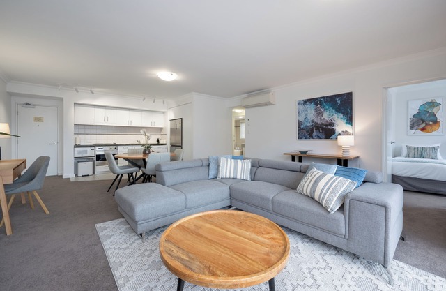 Mounts Bay Stay Two Bedroom Apt. Near Kings Park - Free Parking - Wi-Fi