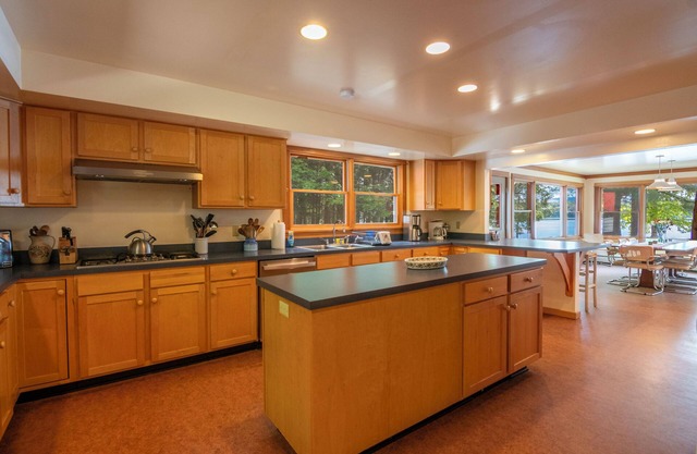 Mouse House: Pet & Family-Friendly Lakefront Camp