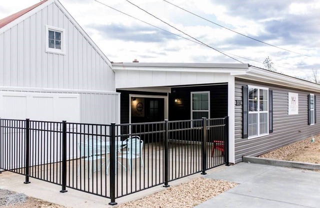 Mozart House, Unique 3 bed 3.5 Bath House with Spectacular Outdoor Space in Downtown Hermann, MO