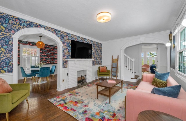 Mt. Lebanon/Luxury/Parking/King Bed/Sleeps 8