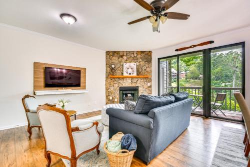 Mtn Cabin with Balcony and View in Burnsville!
