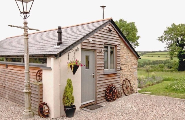 MUGWELL BARN, pet friendly, with open fire in Luckett